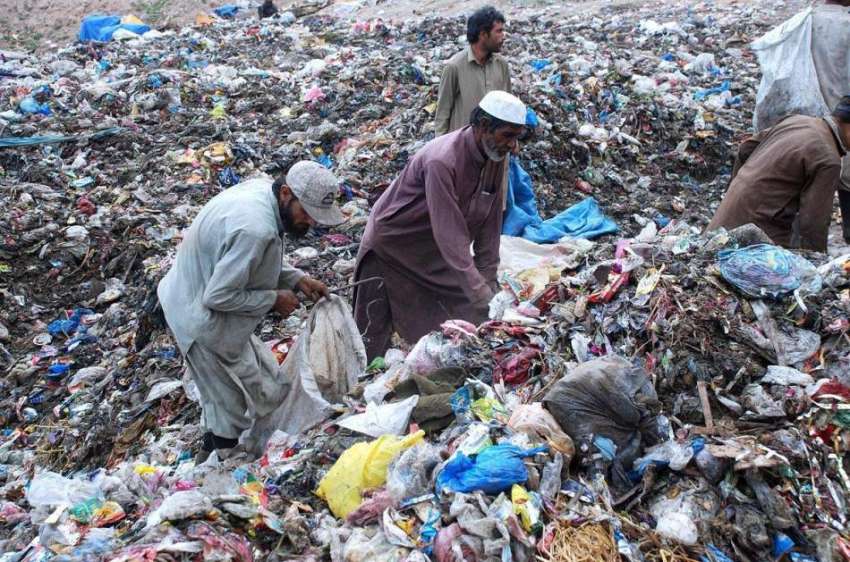 پشاور: خانہ بدوش افراد کچرے کے ڈھیر سے کار آمد اشیاء تلاش ..