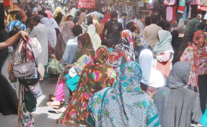 لاہور: باغبانپورہ بازار میں عید الفطر کی مناسبت سے خریداری ..