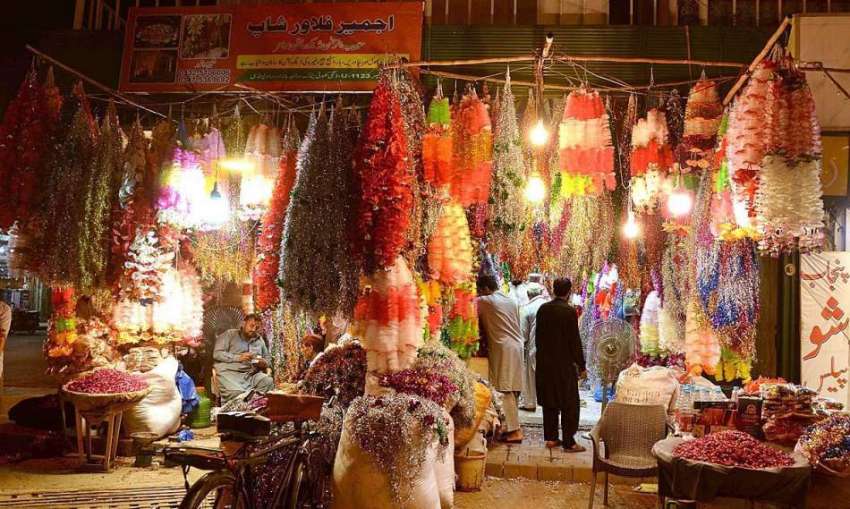 راولپنڈی: دکاندارگاہکوں کو متوجہ کرنے کے لیے مختلف اشیاء ..