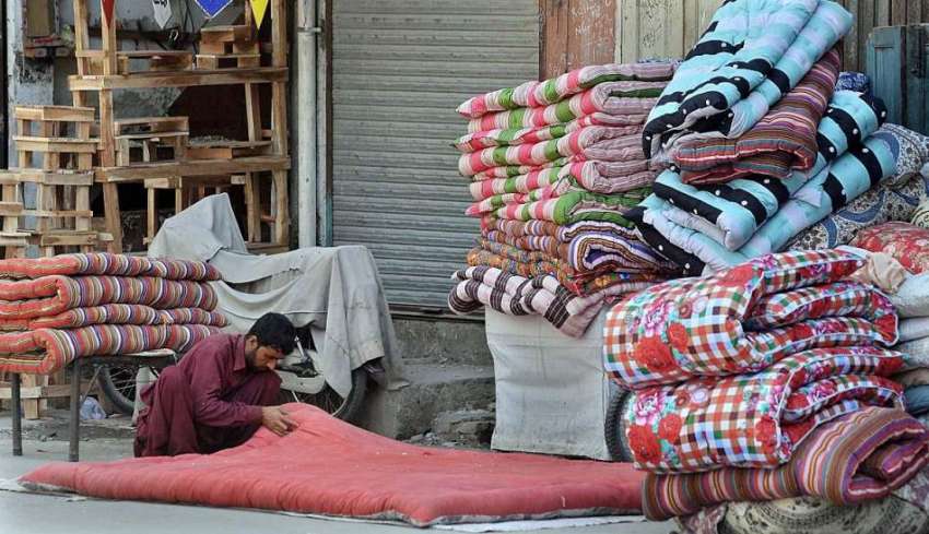 راولپنڈی: سردیوں کی آمد کے پیش نظر مزدور رضائی تیار کر رہا ..