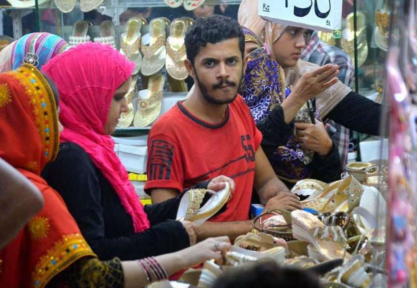 حیدر آباد: عید کی تیاریوں میں مصروف خواتین ریشم بازار سے ..