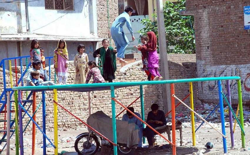 پشاور: بچے کھیل کود میں مصروف ہیں۔