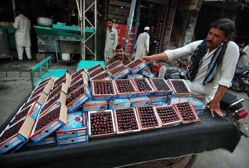 راولپنڈی: ریڑھی بان فروخت کے لیے چیری سجارہا ہے۔