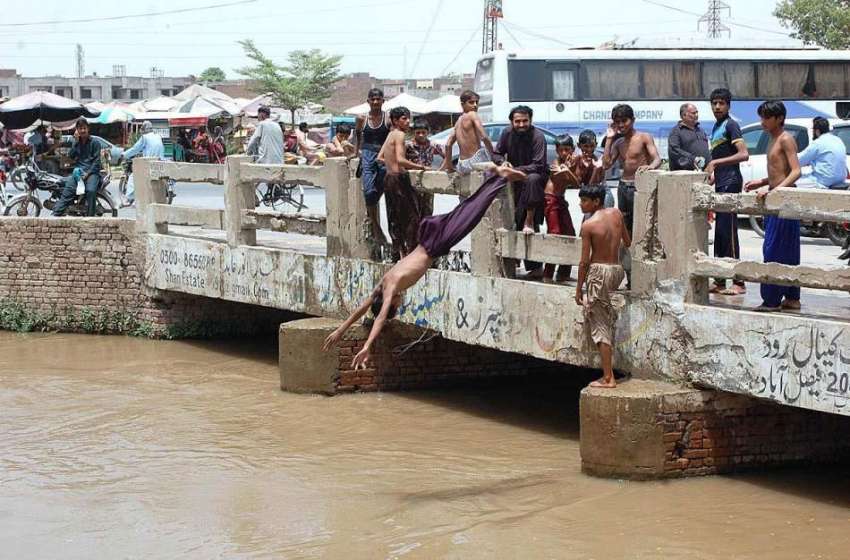 فیصل آباد: نوجوان خطرناک انداز سے نہر میں جمپ لگا رہے ہیں ..