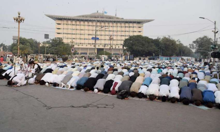 لاہور: مال روڈ پر دھرنے میں شریک مذہبی جماعت کے کارکن نمازجمعہ ..