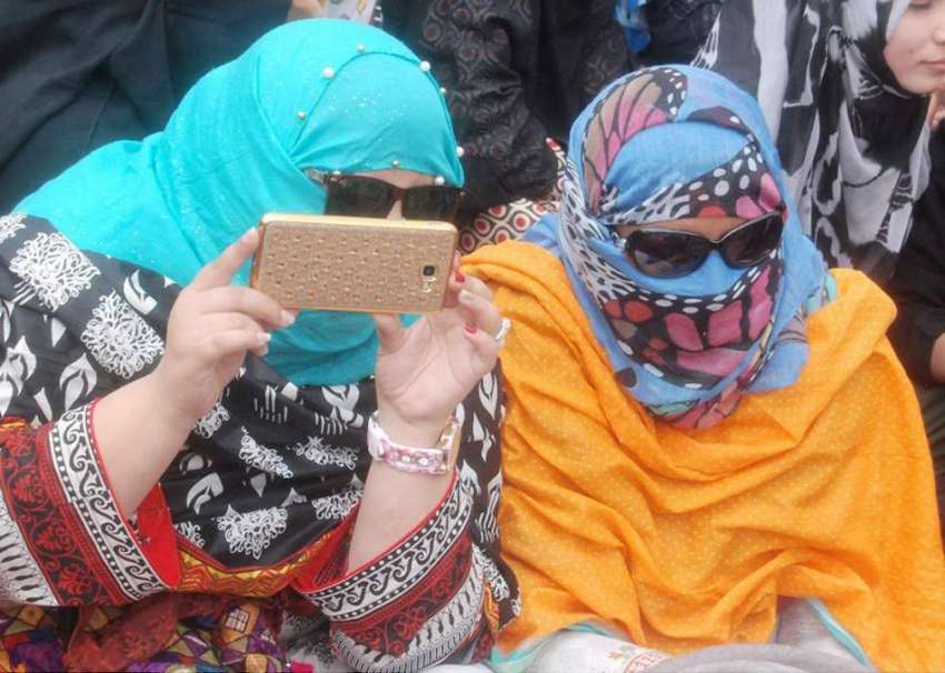 لاہور: ڈینگی ملازمین کے پریس کلب کے باہر احتجاج میں ایک خاتون ..