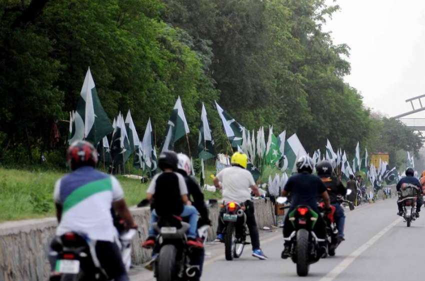 اسلام آباد: موٹر سائیکل سوار سگنل فروی ایکسپریس وے پر روڈ ..