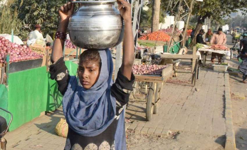 لاہور: خانہ بدوش بچی پینے کے لیے پانی بھر کر لیجا رہی ہے۔