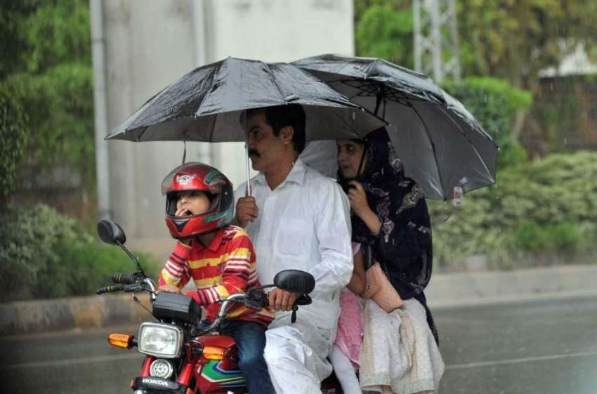 اسلام آباد: وفاقی دارالحکومت میں موٹر سائیکل سوار فیملی ..