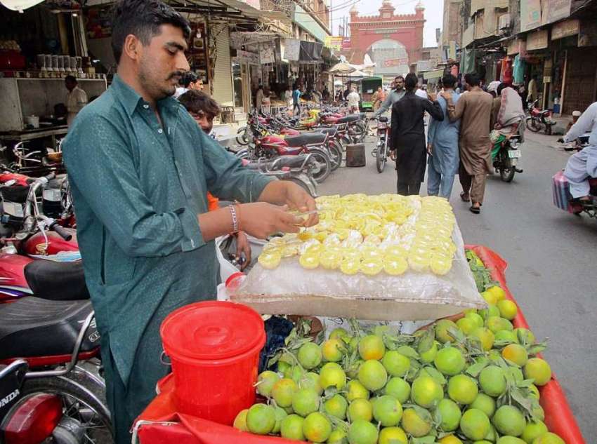 فیصل آباد: محنت کش گاہکوں کو متوجہ کرنے کے لیے مسمی کاٹ کر ..