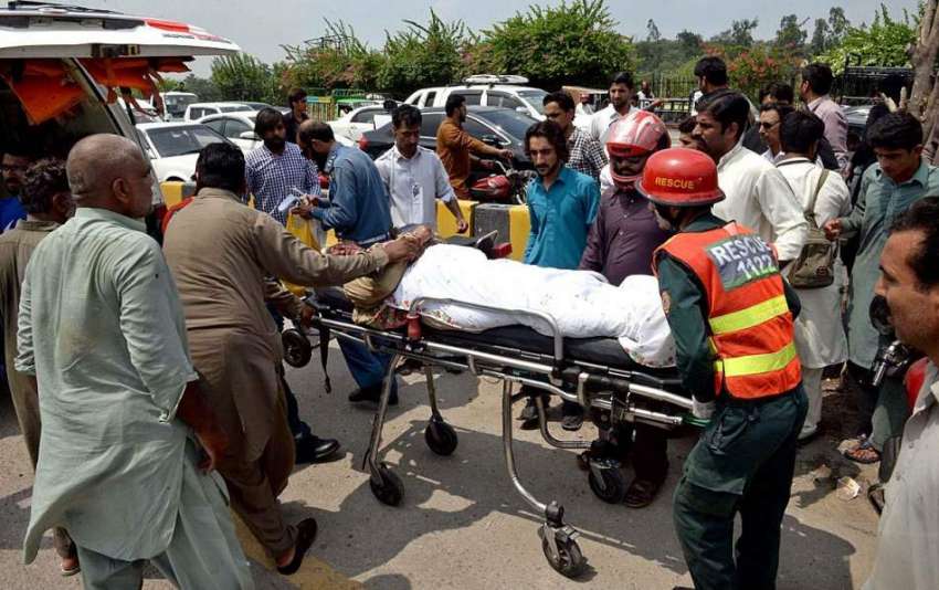 راولپنڈی: ریسکیو1122کے اہلکار کار کی ٹکر سے زخمی ہونیوالی ..
