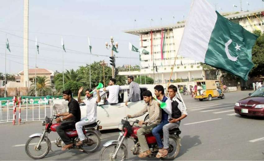 لاہور: نوجوان مال روڈ پر یوم آزادی کا جشن مناتے ہوئے جا رہے ..