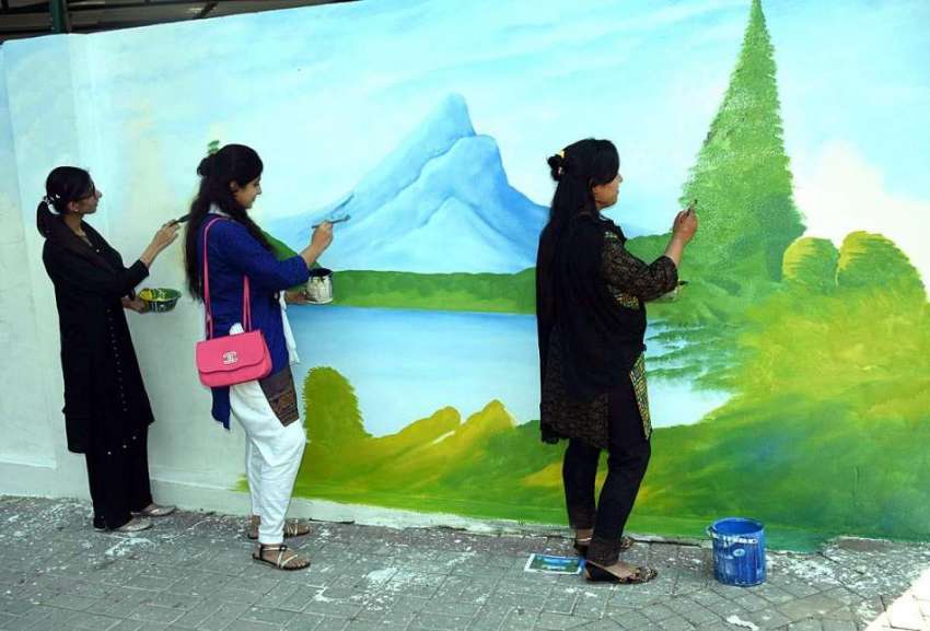 لاہور: طالبات شہر کو خوبصورت بنانے کی مہم کے سلسلہ میں ایک ..