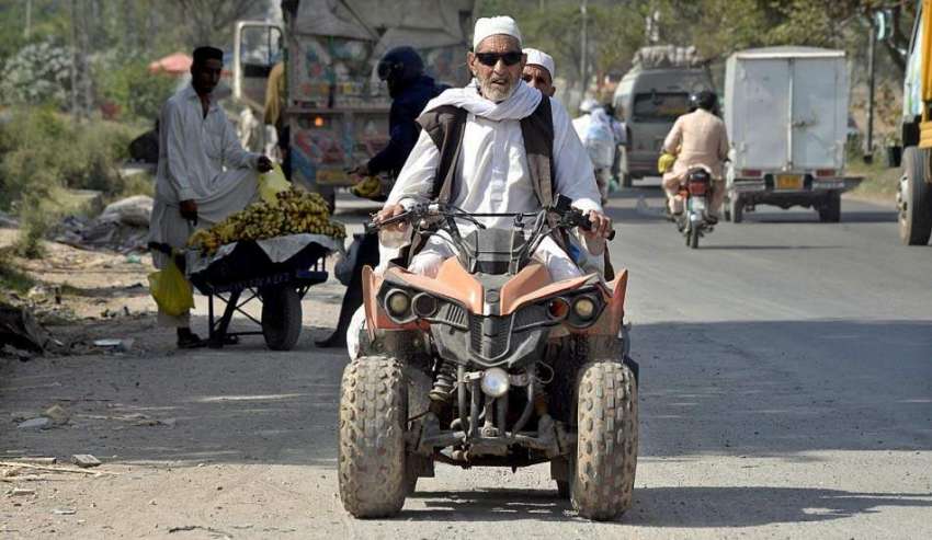 راولپنڈی: ایک معمر شخص فار ویلر موٹر سائیکل پر سوا اپنی منزل ..