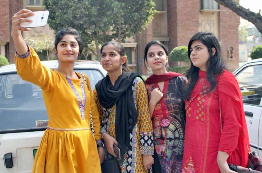 لاہور: لاہور کالج فار ویمن یونیورسٹی کی طالبات سیلفی لے ..