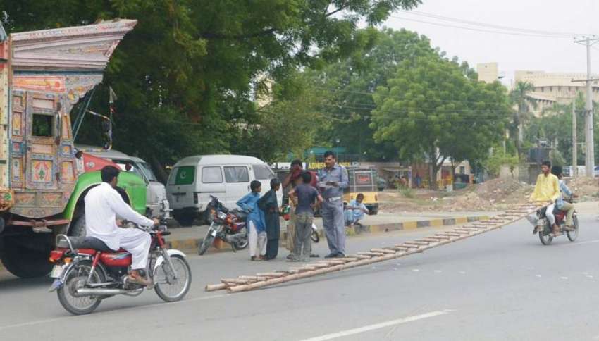 فیصل آباد : جڑانوالہ روڈ پرموٹر سائیکل سوار خطرناک انداز ..