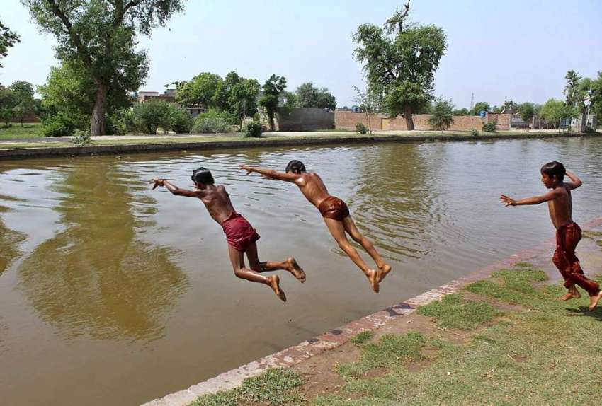 ملتان: گرمی کی شدت سے بچنے کے لیے نوجوان نوبہار نہر میں نہا ..