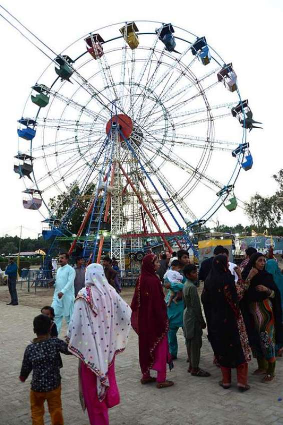 حیدر آباد: شہریوں کی بڑی تعداد سیرو تفریح اور جھولوں سے لطف ..