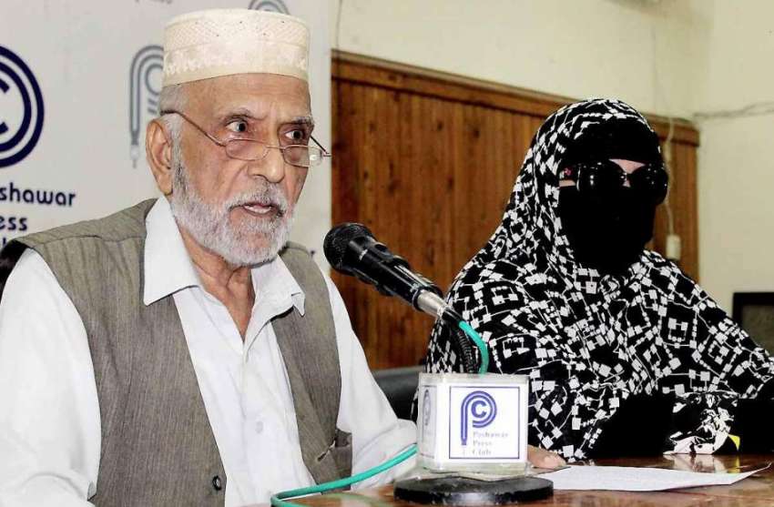 پشاور: گلبرگ کا رہائشی فضل الرحیم اپنی بیٹی کے ہمراہ انصاف ..
