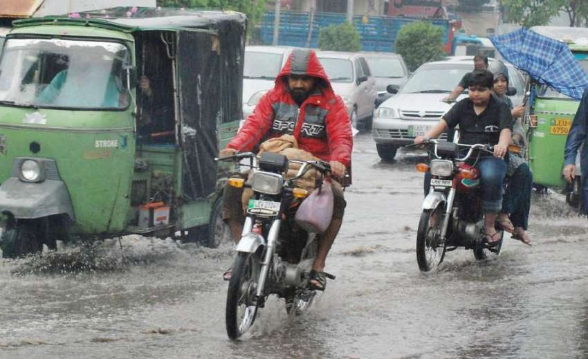 لاہور:صوبائی رارالحکومت میں ہونیوالی موسلا دھار بارش کے ..