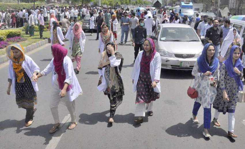 لاہور: ینگ ڈاکٹرز جیل روڈ پر احتجاجی ریلی میں شریک ہیں۔