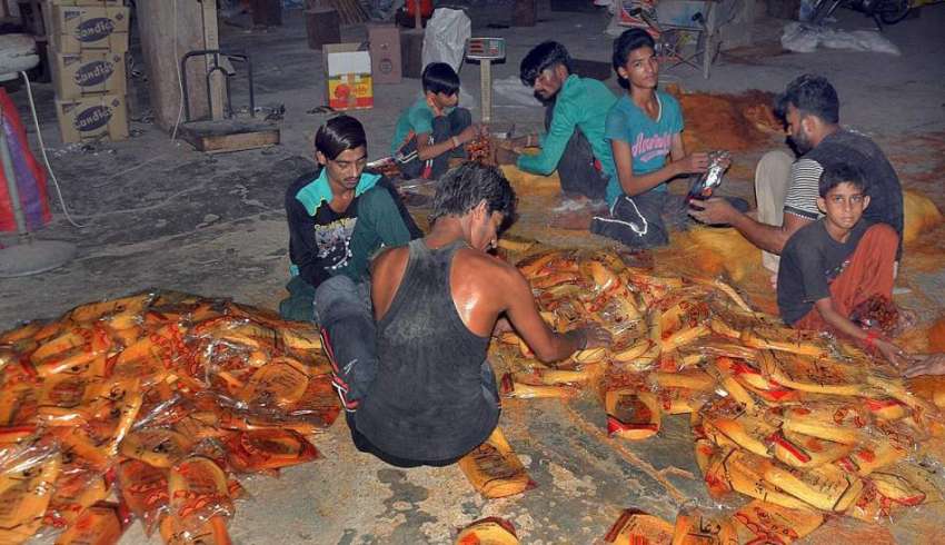 حیدر آباد: محنت کش فروخت کے لیے سویاں پیک کررہے ہیں۔