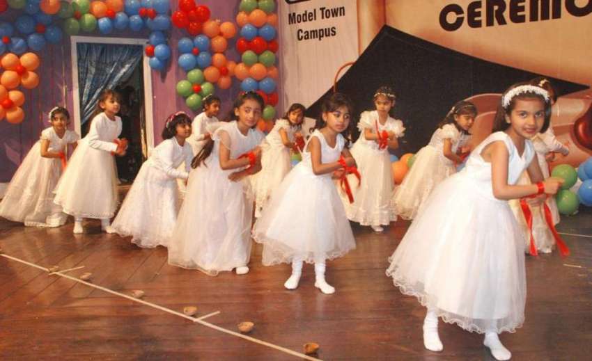 لاہور: نجی سکول میں سالانہ تقریب تقسیم انعامات کے موقع پر ..