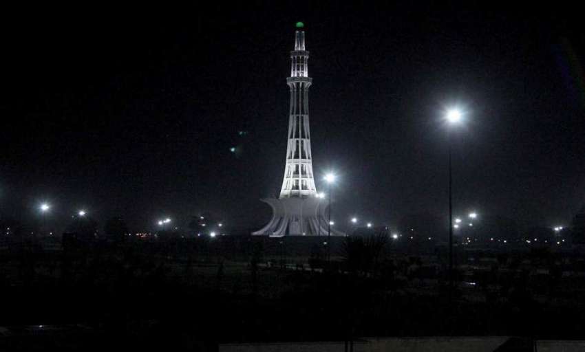 لاہور: مینار پاکستان کا رات کے وقت خوبصورت منظر۔