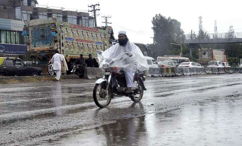 اسلام آباد: موٹر سائیکل سوار شخص نے بارش سے بچنے کے لیے پلاسٹ ..