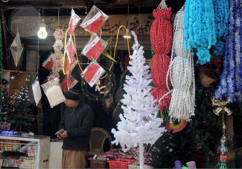 راولپنڈی: اردو بازار میں دکانداروں نے کرسمس کے حوالے سے ..