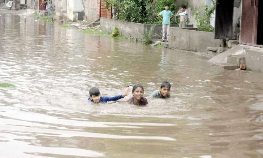 لاہور: شہر میں موسلا دھار بارش کے بعد چائنہ سکیم میں بچے ..