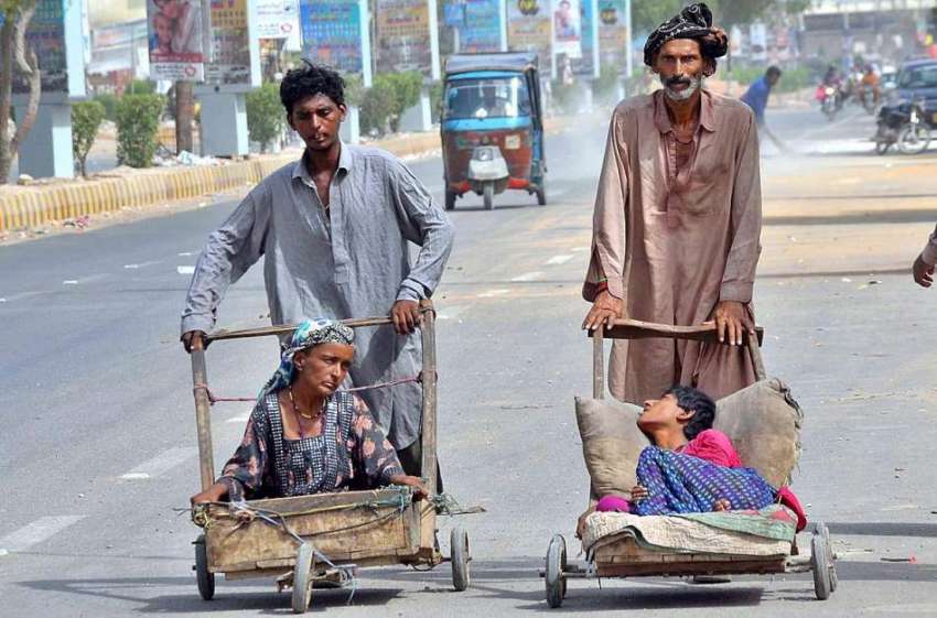حیدر آباد:دو بھکاری ریڑھیوں معذورخاتون اور بچی کو بٹھائے ..