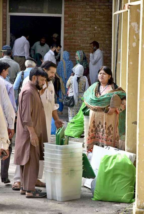 لاہور: عام انتخابات کے سلسلہ میں پولینگ کا سامان لیجایا ..