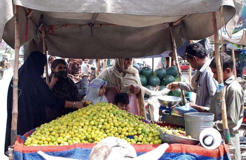 ملتان: خواتین ریڑھی بان سے لیمن خرید رہی ہیں۔