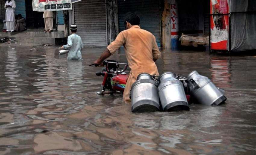 راولپنڈی: بدھ کی صبح ہونے والی بارش کے دوران ڈوھوک کھبہ میں ..