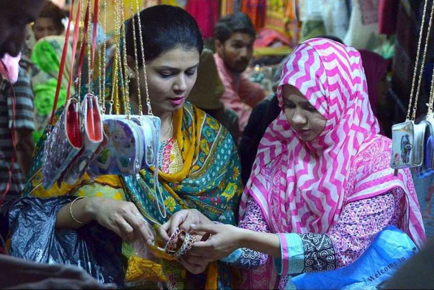 حیدر آباد: عید کی تیاریوں میں مصروف خواتین جیولری پسند کر ..