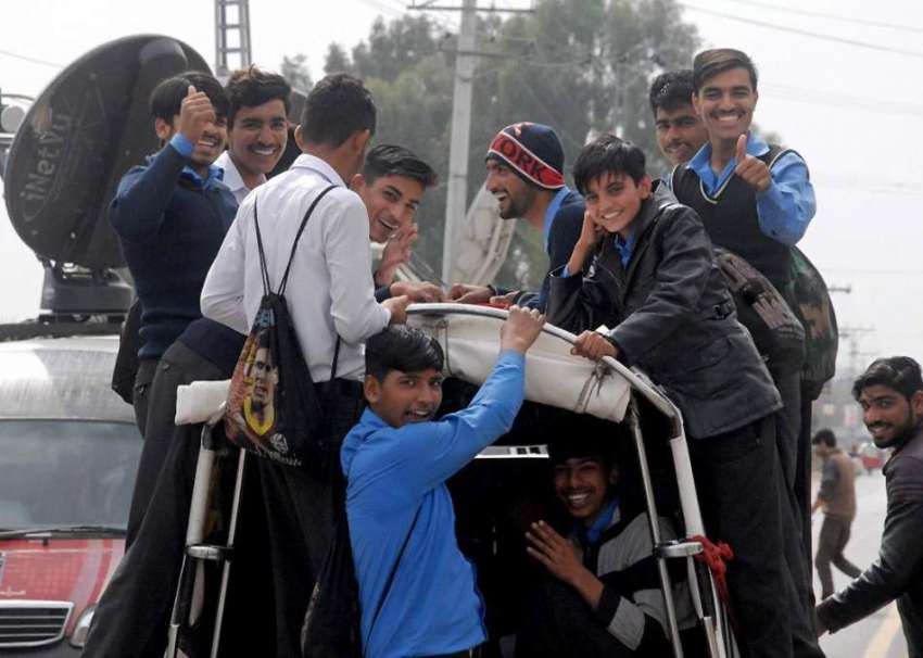 راولپنڈی: ٹریفک پولیس کی نااہلی، طلبہ اپنی جانوں کو خطرے ..