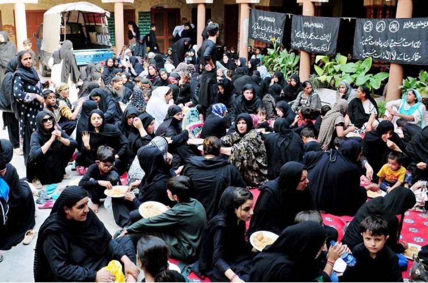 راولپنڈی: ٹرنک بازار میں عاشورہ کے مرکزی جلوس میں خواتین ..