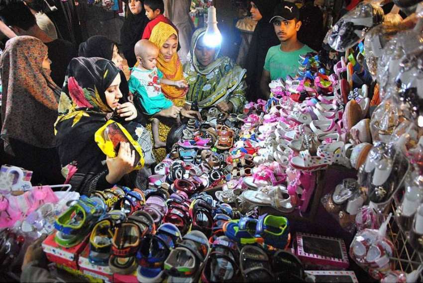 حیدر آباد: عید کی تیاریوں میں مصروف خواتین خریداری کر رہی ..