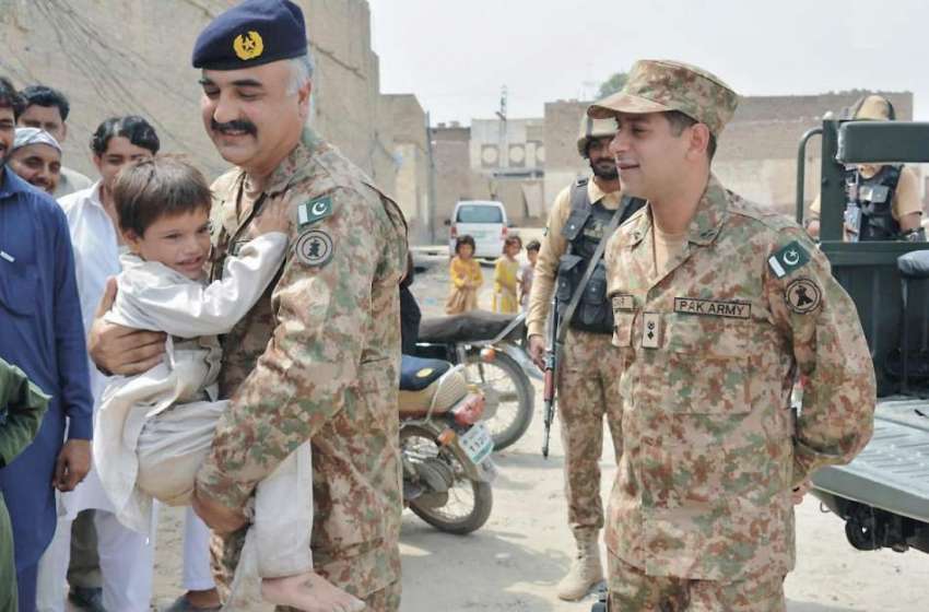 بنوں: ڈپٹی کمانڈر کرنل حنیف شہید شاہ قیاز کے بیٹے کو گود ..