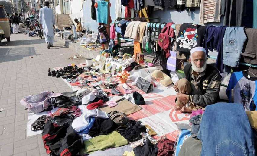 اسلام آباد: ایک معمر شخص ہفتہ وار جمعہ بازار میں ستعمال شدہ ..