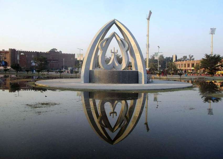 فیصل آباد: اقبال سٹیڈیم کے قریب نصب یادگار کا عکس پانی میں ..