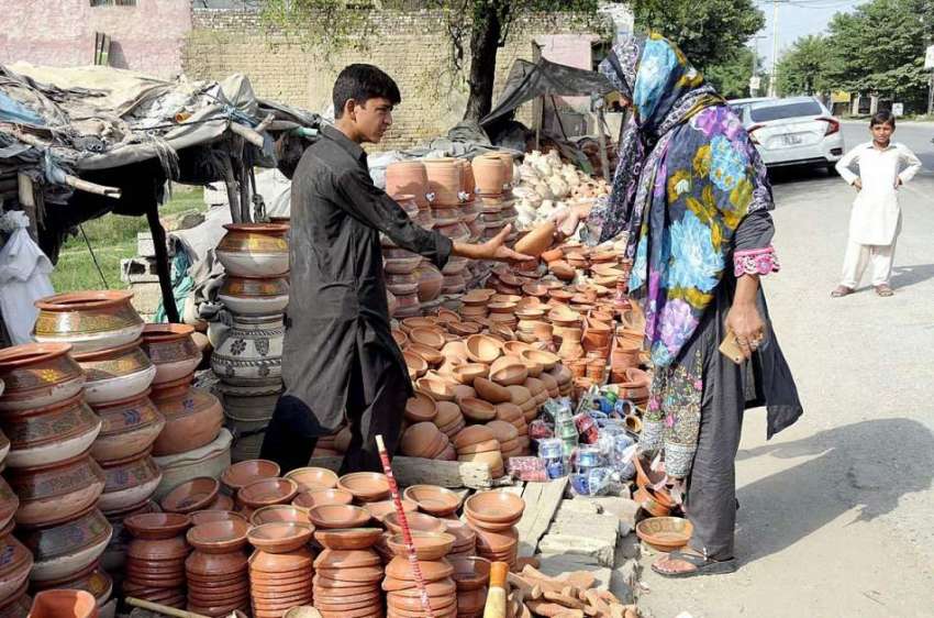 اسلام آباد: خاتون ایک سٹال سے مٹی کے برتن پسند کر رہی ہے۔