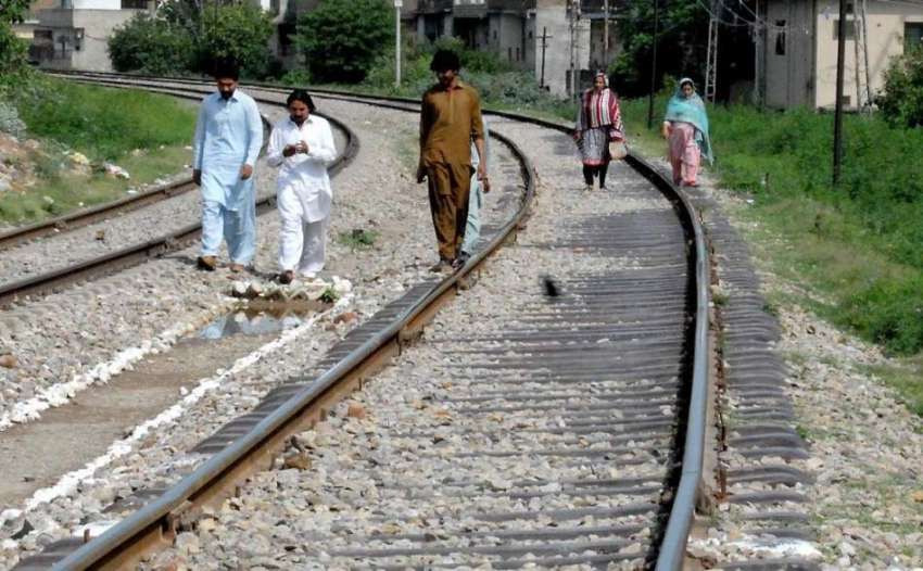 راولپنڈی: ریلوے ٹریک سے شہری خطرناک انداز سے گزر رہے ہیں ..