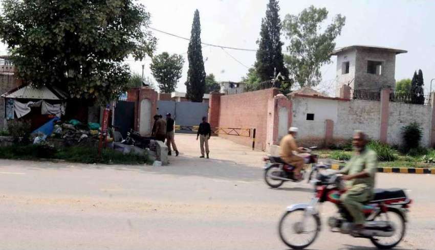 راولپنڈی: اڈیالہ جیل کے باہر سیکیورٹی ہائی الرٹ کھڑی ہوئی ..