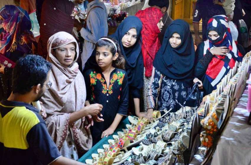 لاڑکانہ: عیدکی تیاریوں میں مصروف خواتین خریداری کر رہی ہیں۔