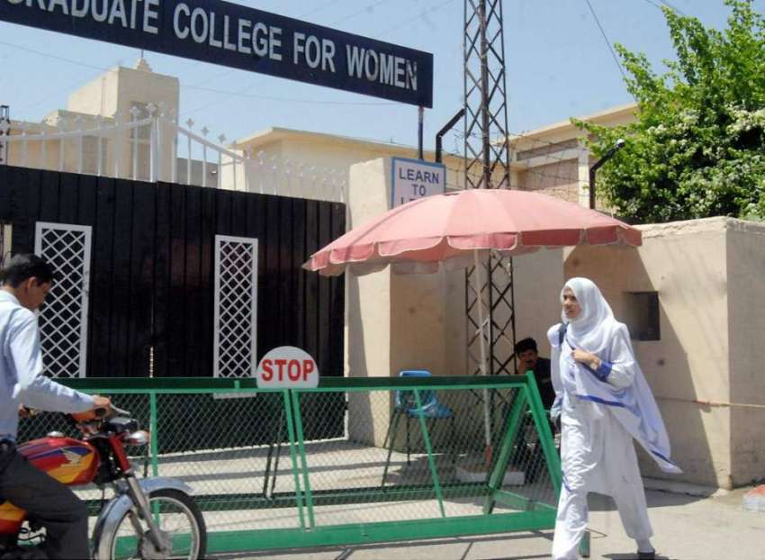 راولپنڈی: موسم گرما کی تعطیلات ختم ہونے کے بعد طالبات کالج ..