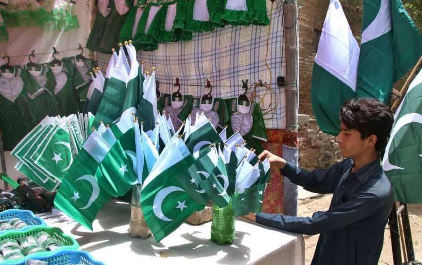 حیدر آباد: نوجوان دکاندار یوم آزادی کی مناسبت سے قومی پرچم ..