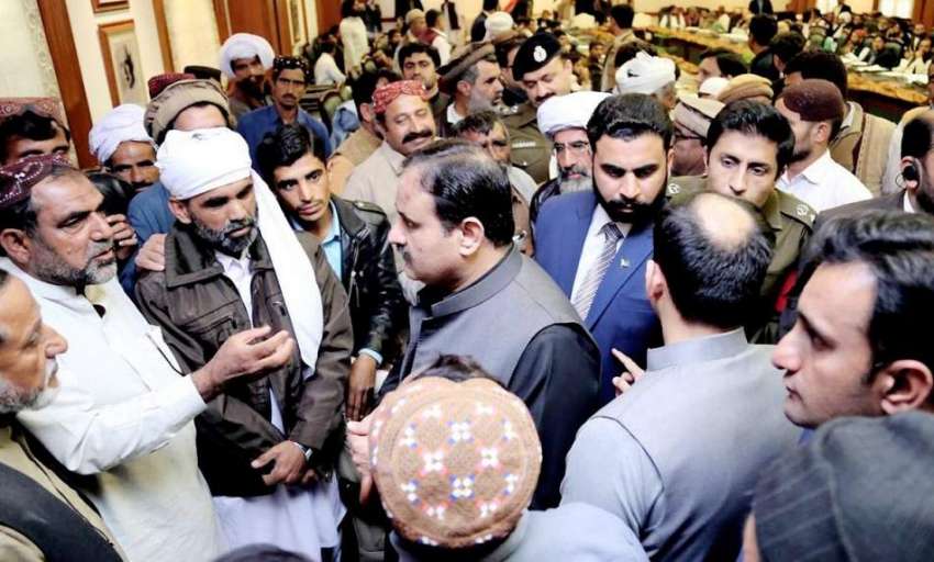 لاہور: وزیر اعلیٰ آفس میں بزرگ شہری اپنا مسئلہ حل کرنے پر ..