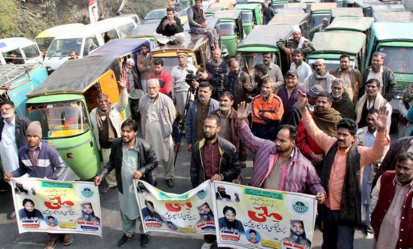 لاہور: ملی رکشہ ٹیکسی ڈرائیور یونین کے زیر اہتمام رکشہ ڈرائیورز ..